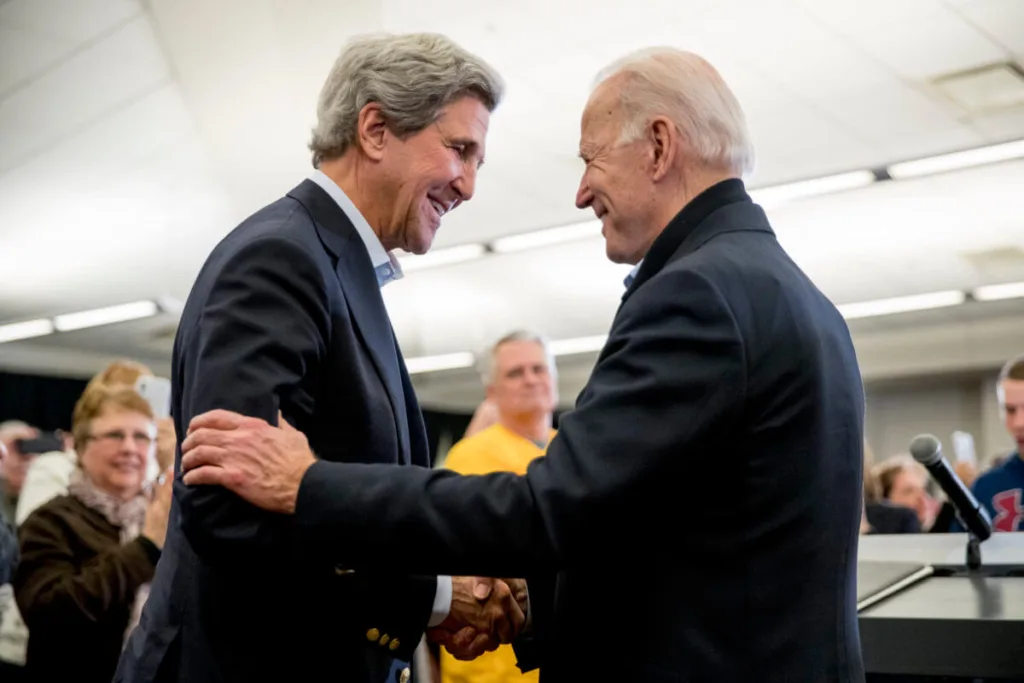 John Kerry shakes hands with Joe Biden