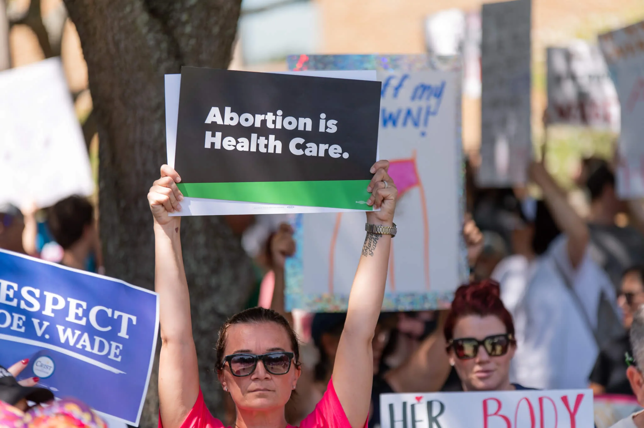 Florida Latinas Would Suffer Under DeSantis' Abortion Bans, Report Finds