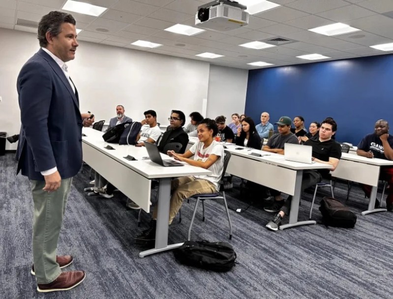 Sen. Pizzo spoke to young Floridians during a college tour across the state.