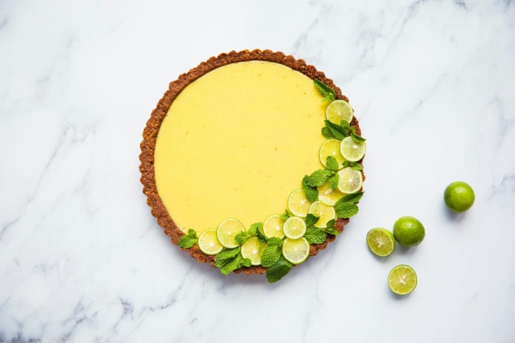 Overhead photo of a Key lime pie.